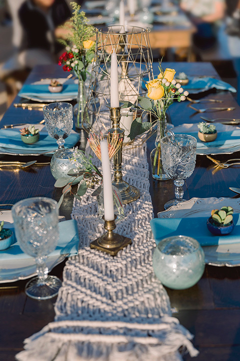 Emerald-peak-shoot-table-decor-gold-accented-candles-with-dark-wood-chairs-and-table-and-teal-plate-chargers