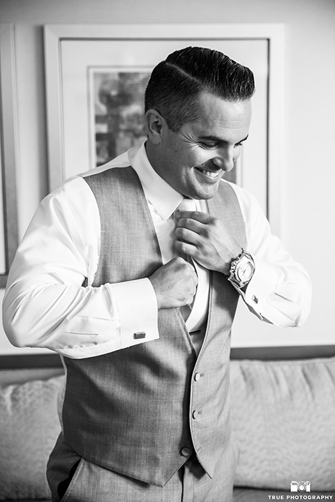 skybox-venue-wedding-blackandwhite-photo-of-groom-groom-in-light-grey-suit-with-ivory-tie