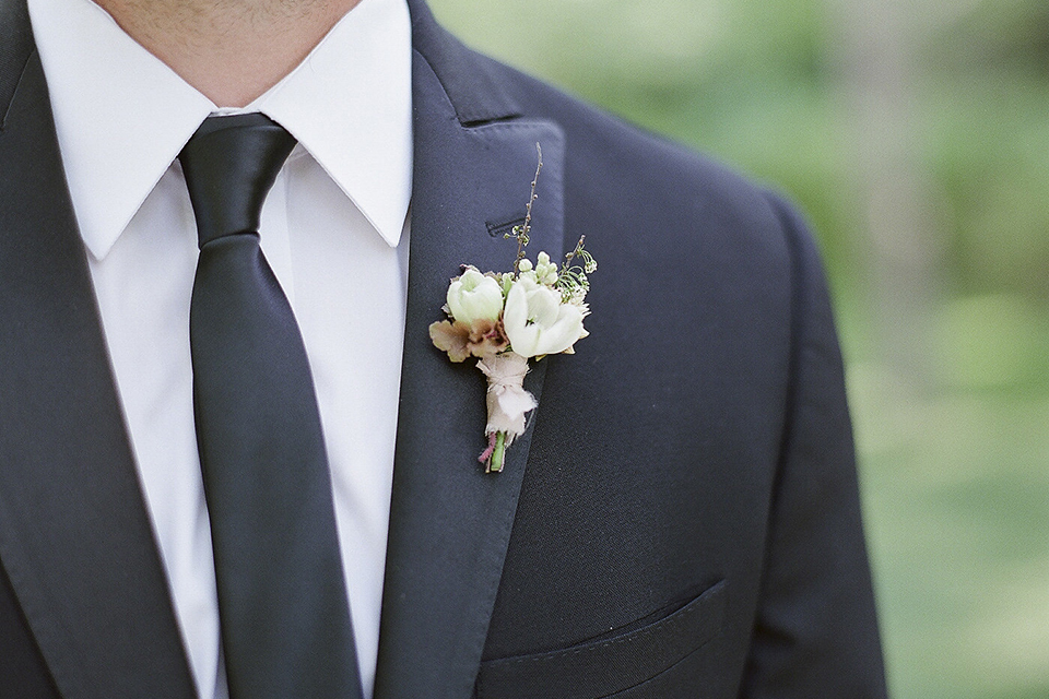 Boutonniere-style-black-peak-lapel-tuxedo-white-and-green-minimal-floral-boutonniere