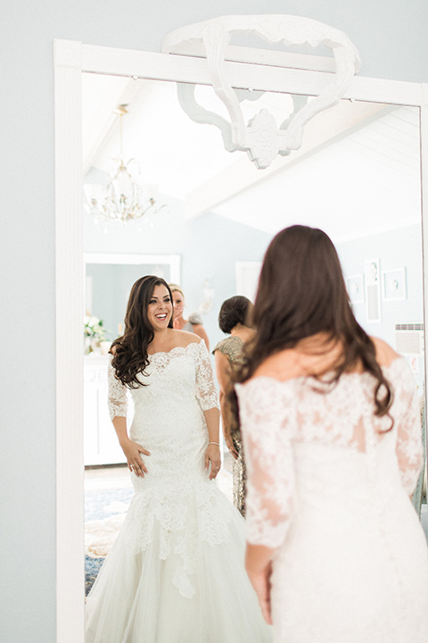 los-willows-wedding-bride-getting-ready-bride-in-a-tulle-ballgown-with-sleeves