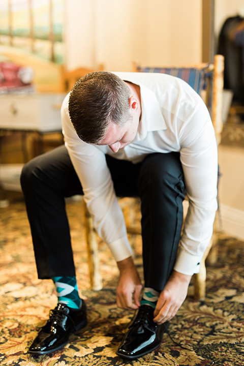 los-willows-wedding-groom-tying-shoes-groomsmen-in-a-traditional-black-tuxedo-with-black-bow-tie-and-tuxed-shoes