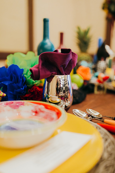 dia-de-los-muertos-table-decor-setting-yellow-plates-with-sugar-skull-details-with-gold-accents