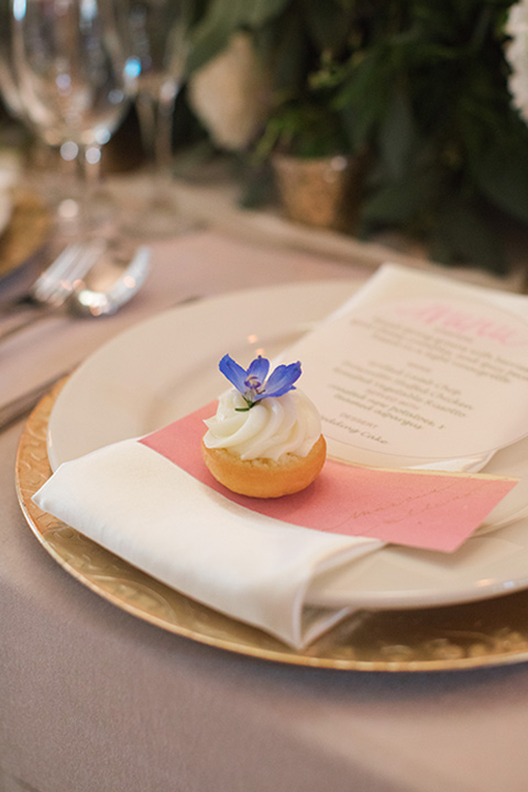 rockwood-shoot-close-up-on-place-setting-soft-golds-and-muted-tones-in-the-place-setting-with-hints-of-pale-blue-decor