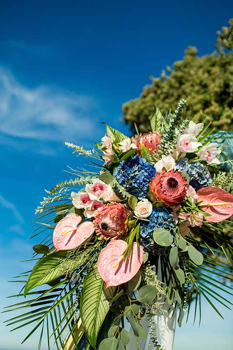 seapoint-bridal-shoot-close-up-on-arch-floral-design