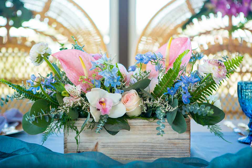 seapoint-bridal-shoot-close-up-on-table-décor-blue-linen-and-pink-accents