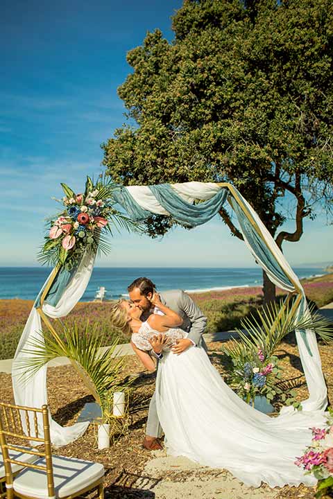 seapoint-bridal-shoot-outdoor-space-bride-and-groom-kissing