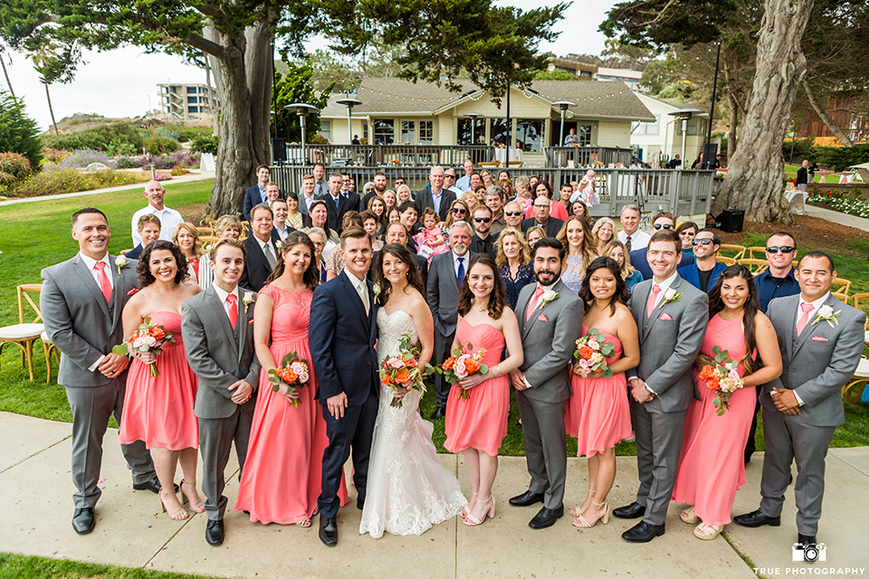 Entire wedding party poses in front of Martin Johnson House