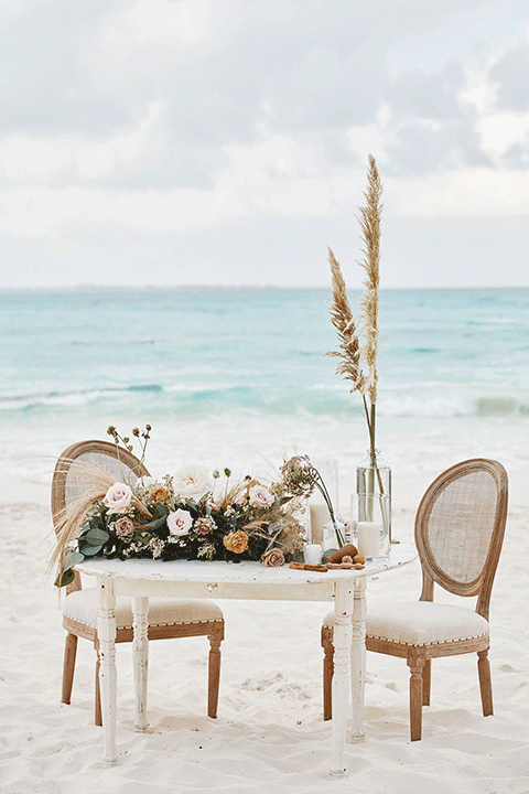 Grand-Firesta-Americana-Coral-Beach-sweetheart-table