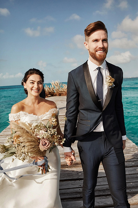 Grand-Firesta-Americana-Coral-Beach-ceremony-aisle-walk