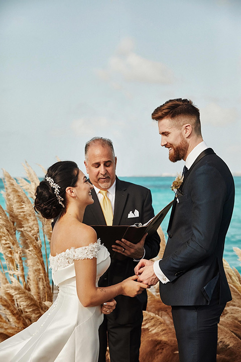 Grand-Firesta-Americana-Coral-Beach-ceremony