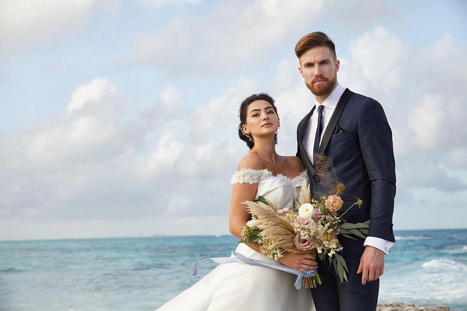 Grand-Firesta-Americana-Coral-Beach-couple-power-pose