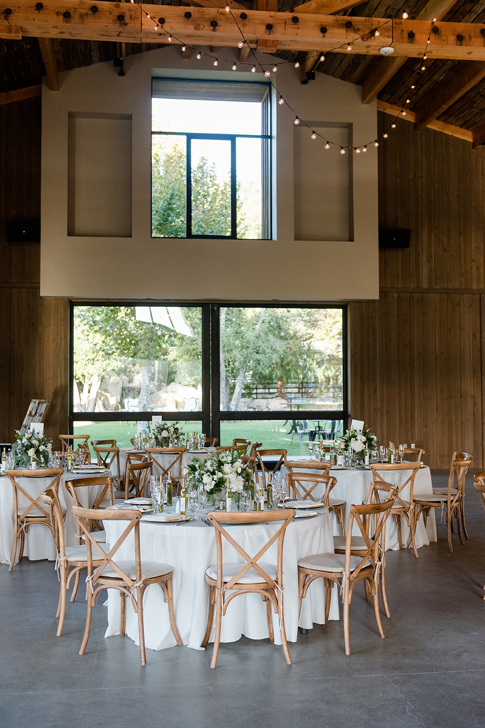 gallaway-downs-wedding-receptin-setu-with-white-linens-and-gold-chairs