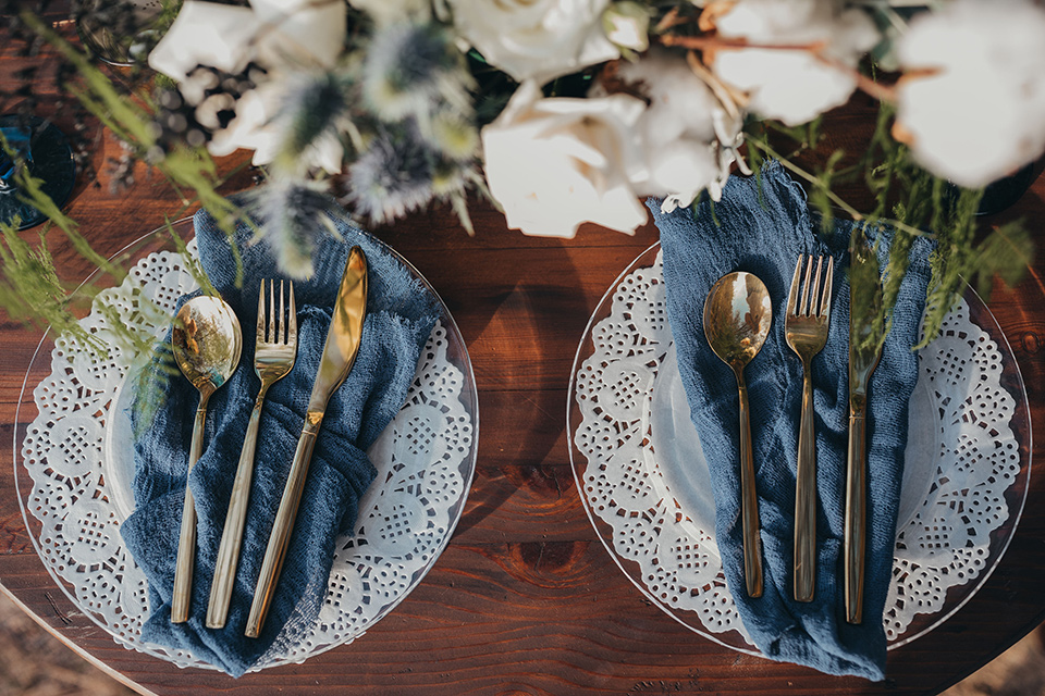 Big-Bear-Elopement-Shoot-table-setting-with-different-shades-of-blue-plates-and-gold-flatware