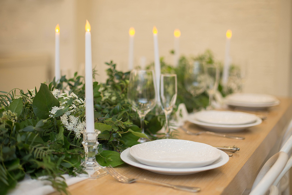 Cooks-Chapel-Shoot-table-décor-with-garlands-white-tall-candles-and-white-plates