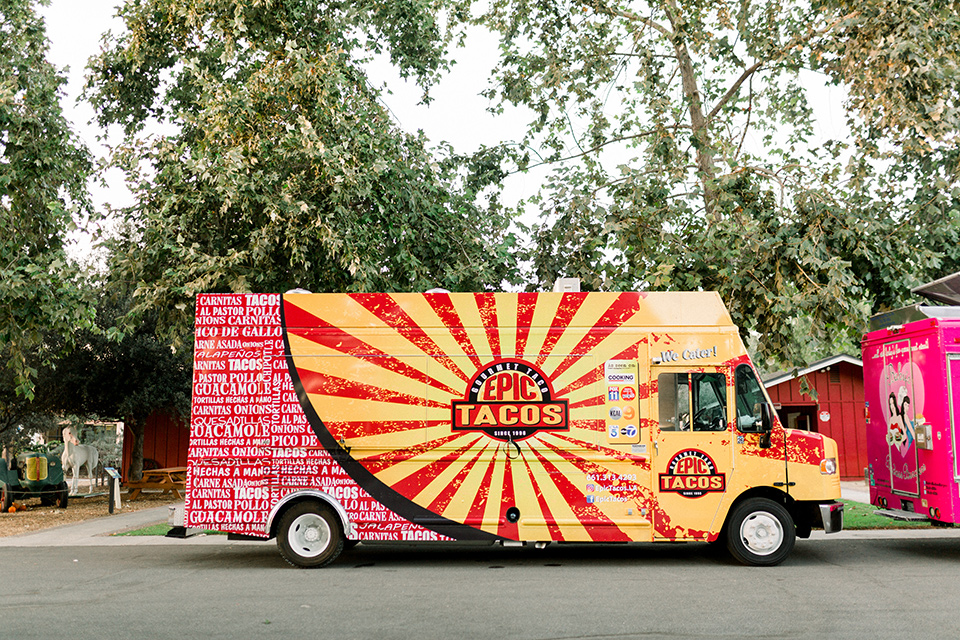 red-barn-wedding-taco-truck