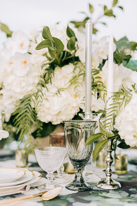  table décor with white flowers and a floral designed table linen 