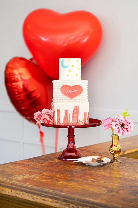 I-love-lucy-shoot-cake-in-white-fondant-with-the-city-landscape-on-it