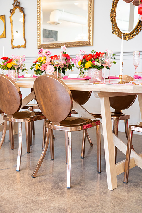 I-love-lucy-shoot-table-décor-with-gold-chairs