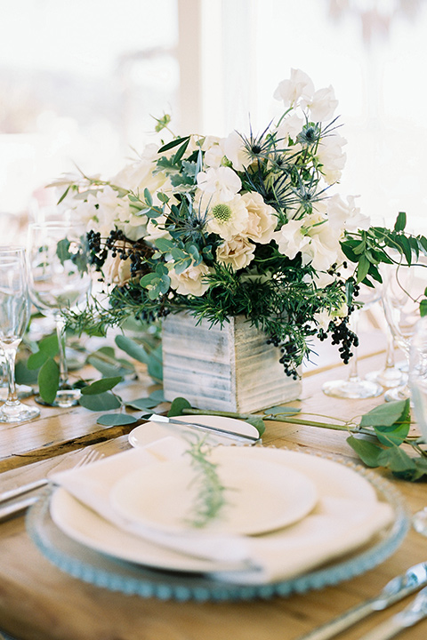 TThe-Inn-at-Laguna-Beach-table-décor-with-white-plates-and-green-florals