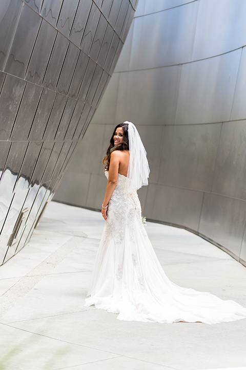 walt-disney-concert-hall-bride-in-a-mermaid-style-gown-with-a-elbow-length-veil