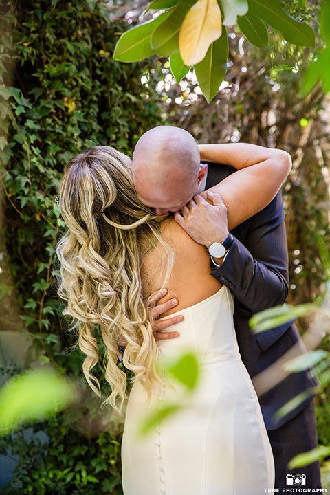 twin-oaks-weddings-first-look-bride-and-groom-hug 