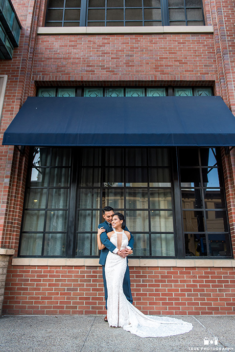 skybox-real-wedding-goom-holding-bride-from-behind