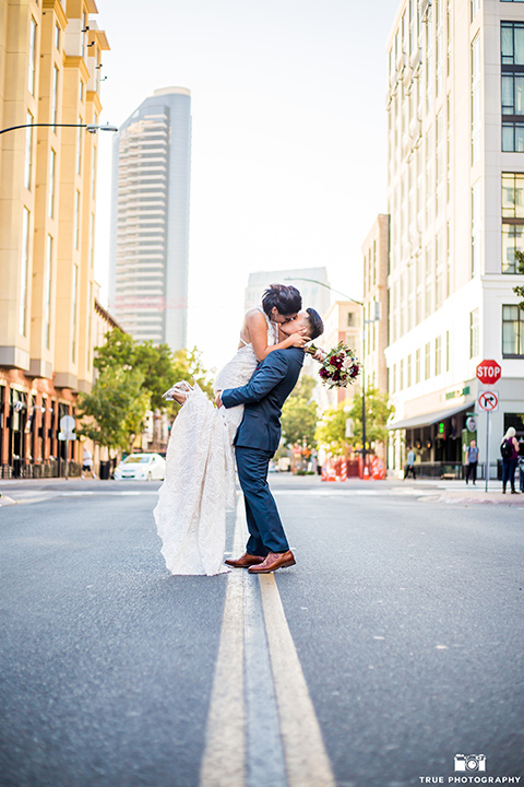 skybox-real-wedding-groom-holding-bride-in-the-street