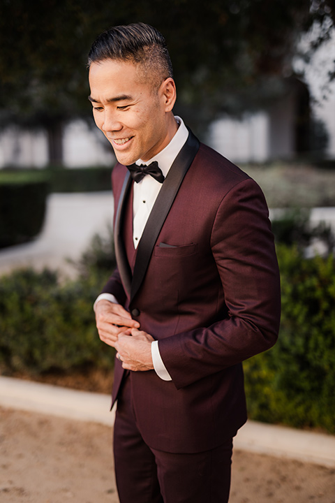 Maternity-workshop-father-close-up-in-a-burgundy-tuxedo