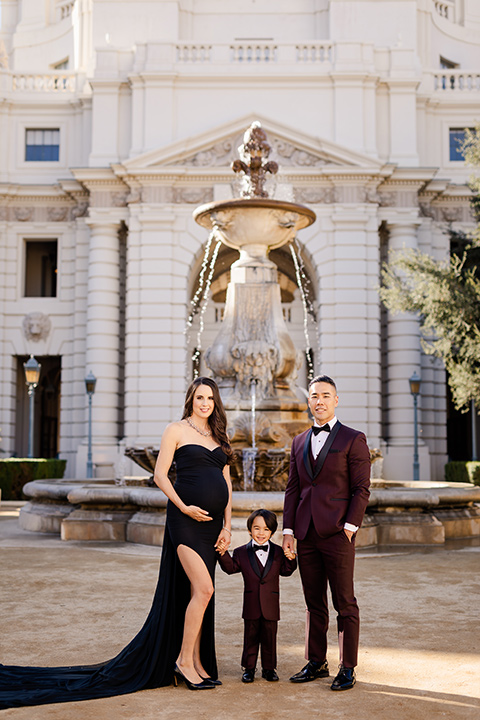 Maternity-workshop-mom-and-dad-holding-son's-hand