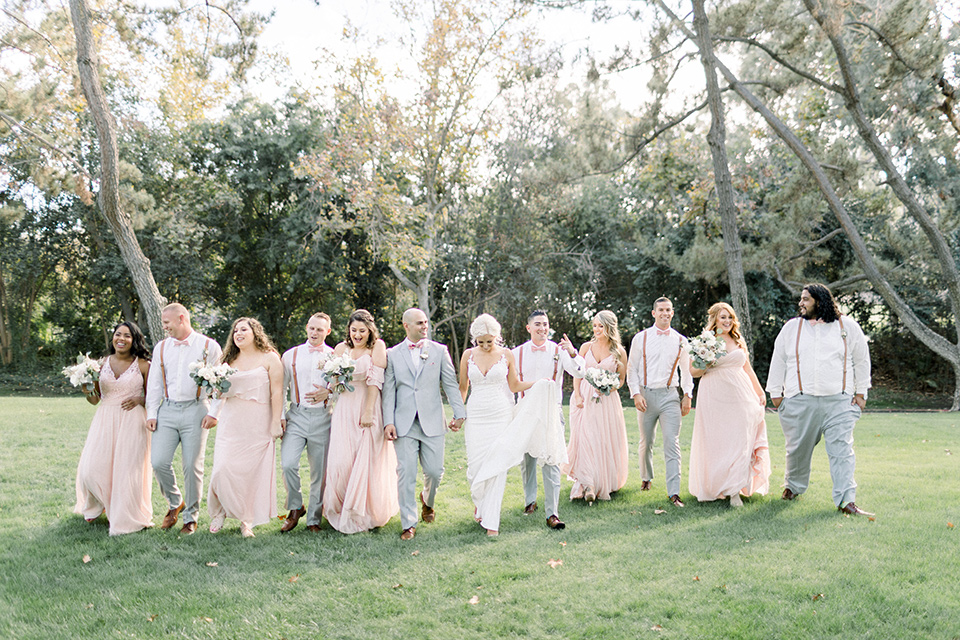 Posed shot of the entire wedding party 