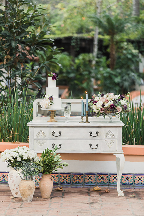 rancho-las-lomas-wedding-cake-on-table