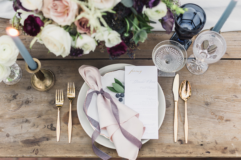 rancho-las-lomas-wedding-table-décor-with-white-plates-light-lavender-linens-and-gold-flatware