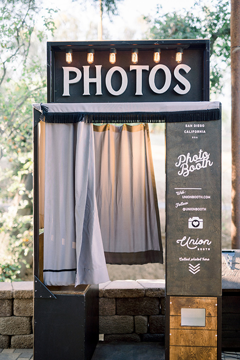 Circle-Oak-ranch-wedding-photo-booth