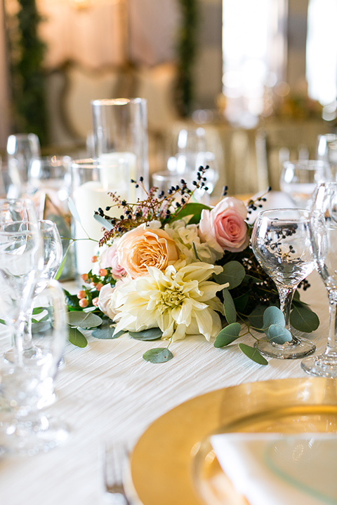 Vellano-Country-Club-table-décor-with-gold-pieces-and-small-flowers