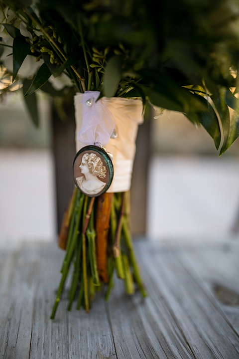 gallway-downs-wedding-flower-detail-on-her-bouquet