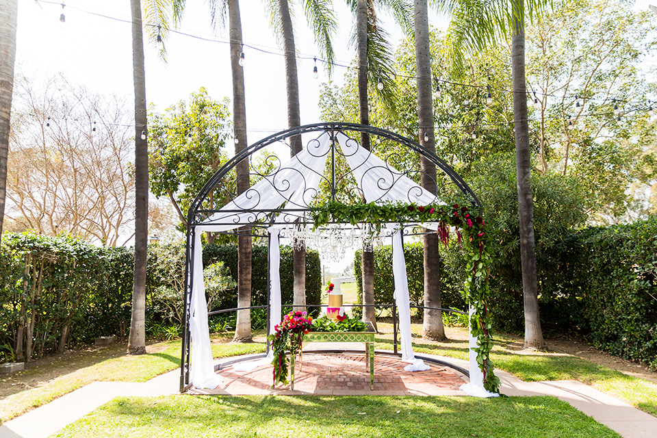 muckenthaler-mansion-cake-decor-set-up-with-white-linens-on-an-archway-and-gold-table-decor