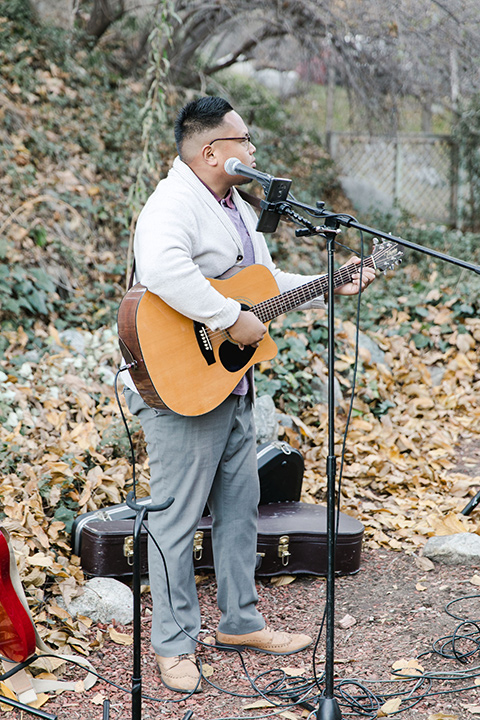 hidden-acres-wedding-guitar-player