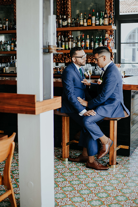 loquita-shoot-grooms-at-bar