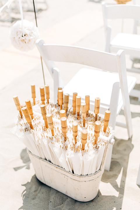 San-Diego-Beach-wedding-parasoles