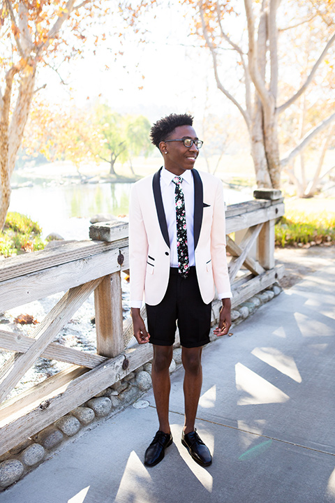 prom-look-shorts-with-a-blush-shawl-lapel-tuxedo