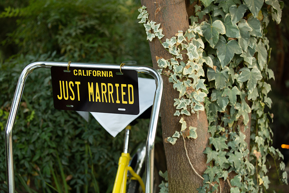 Palm-Springs-wedding-décor-bike-with-just-married-sign