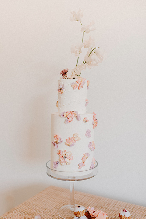 Rim-Rock-Ranch-Shoot-cake-with-white-fondant-and-blush-andpink-flower-details