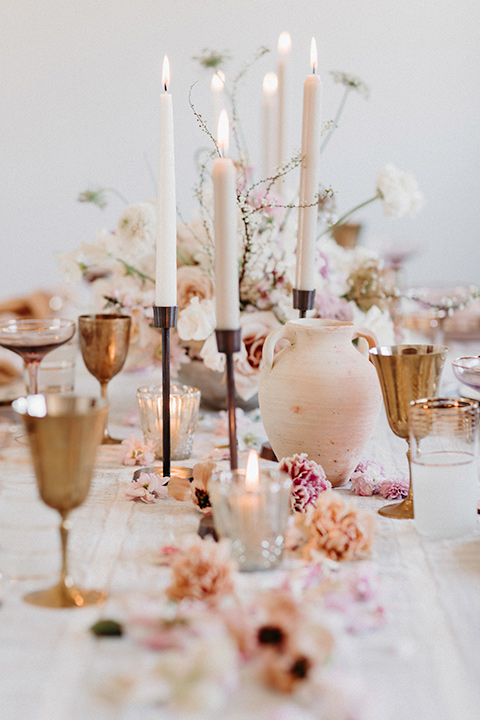 Rim-Rock-Ranch-Shoot-table-décor-with-white-and-pink-linens-and-gold-decor