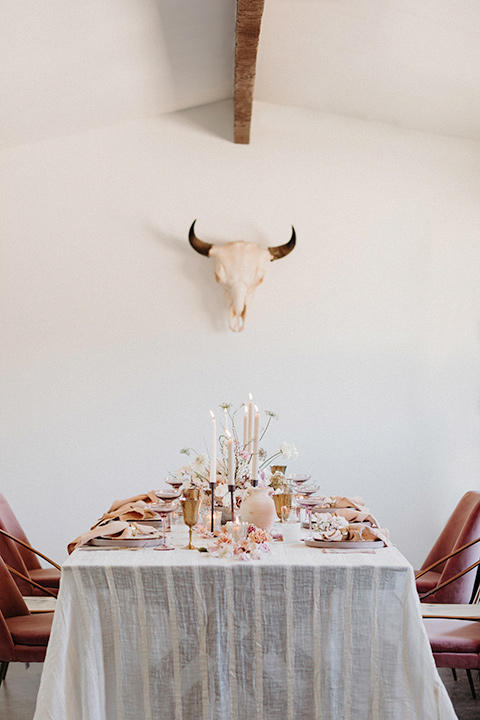 Rim-Rock-Ranch-Shoot-table-with-white-and-pink-linens-and-gold-decor