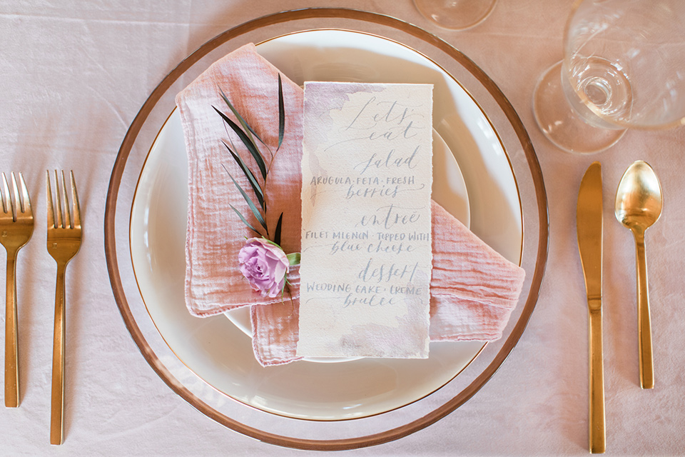 triunfo-creek-vineyards-wedding-table-décor-with-gold-charger-plates-white-plates-and-gold-flatware