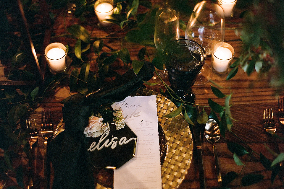  golf and white table décor with green ivy as floral accents