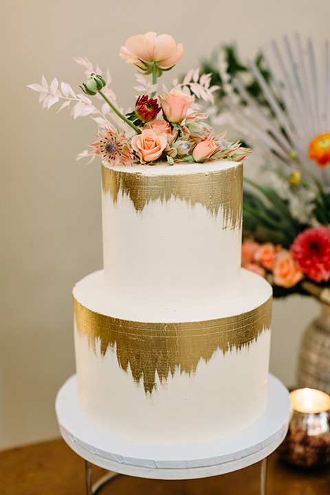  white and gold cake 