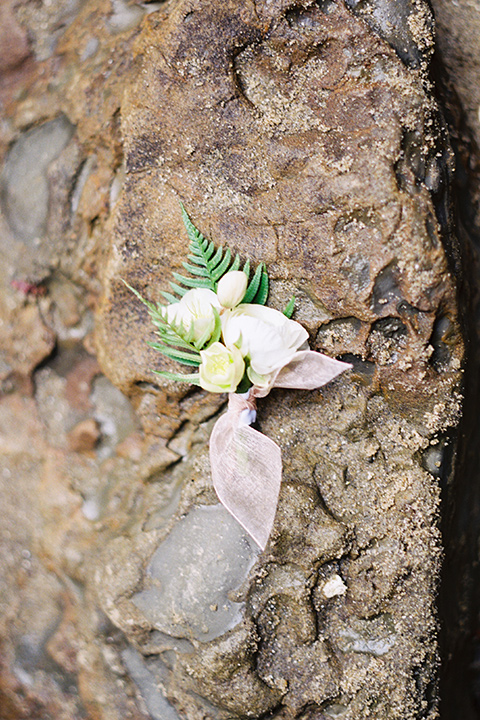  simple white boutonnière 