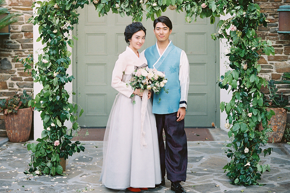  bride and groom in Korean attire