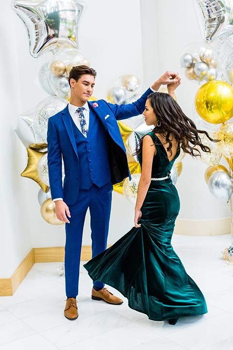  couple dancing at prom 